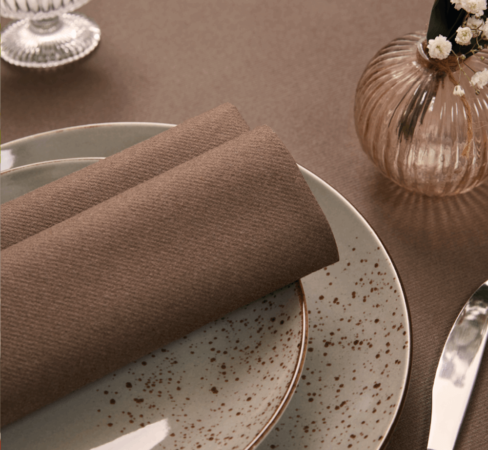 Tovagliolo Infibra in carta in una mise en place elegante