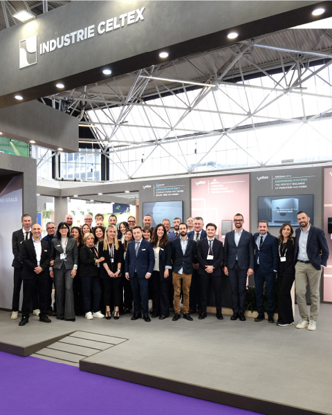foto di gruppo con colleghi Industrie Celtex sullo stand