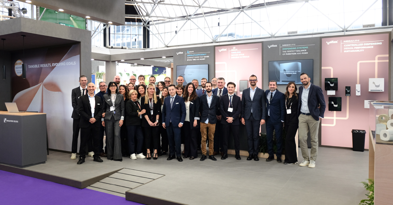 foto di gruppo con colleghi Industrie Celtex sullo stand